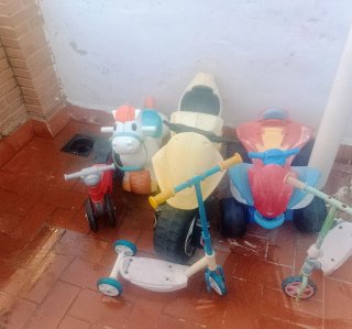 Lote de 4 motos y 2 patinetes infantiles