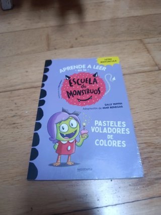 Escuela de monstruos. Pasteles voladores de colore