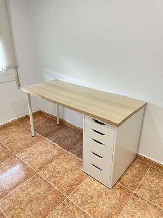 Scrivania in legno Ikea