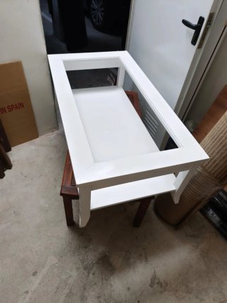 Mesa de centro blanca con tapa de cristal