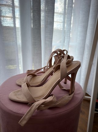 Zapatos de tacón beige con tiras