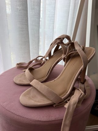 Zapatos de tacón beige con tiras