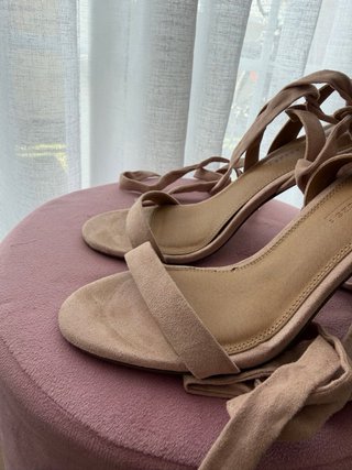 Zapatos de tacón beige con tiras