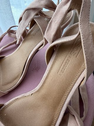 Zapatos de tacón beige con tiras