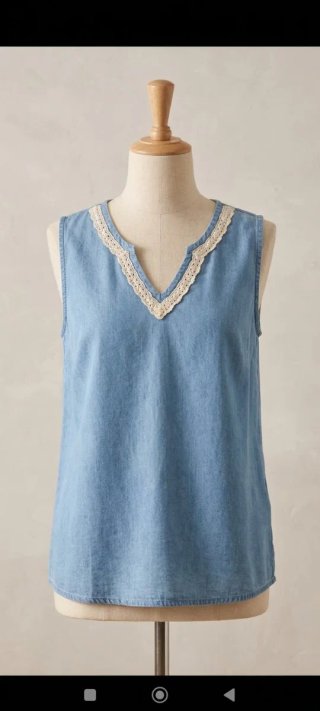 Camisa sin mangas azul con detalle de encaje