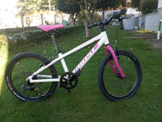 Bicicleta Ghost Blanca y Rosa
