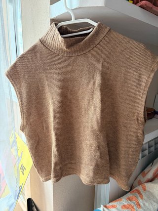 chaleco cuello alto marrón