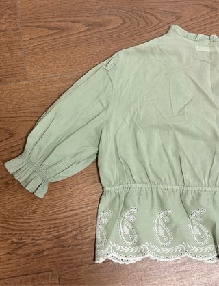 Blusa Brownie verde bordada