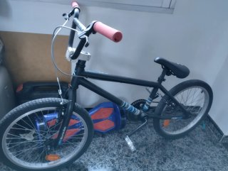 Bicicleta BMX con Casco