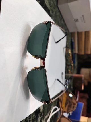 Gafas de sol con montura dorada