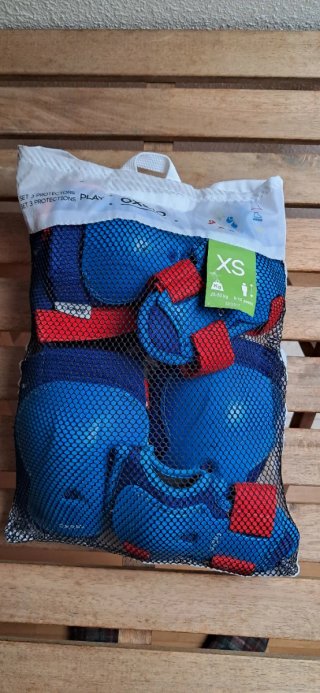 Patines Oxelo Play 3 + protecciones + bolsa.
