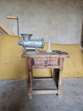 Picadora ELMA 32 con mueble rústico