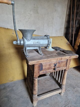 Picadora ELMA 32 con mueble rústico