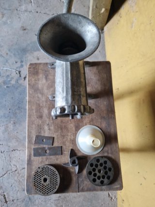 Picadora ELMA 32 con mueble rústico