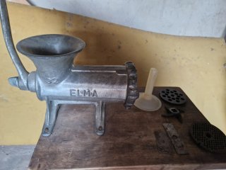 Picadora ELMA 32 con mueble rústico