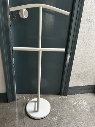 Perchero de pie blanco