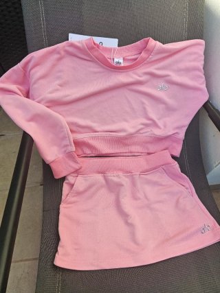 Conjunto Alo rosa crop top y falda