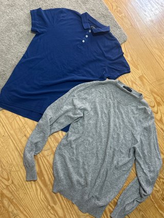Lote de polo azul y jersey gris hombre