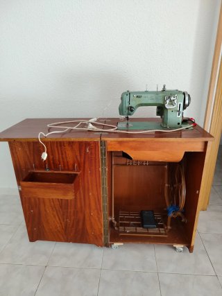 Máquina de Coser Eléctrica con Mueble