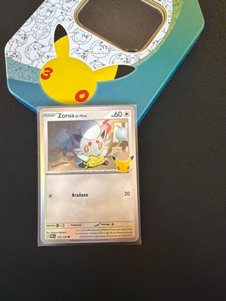 Carta Pokémon Zorua de Hisui 30 Aniversario