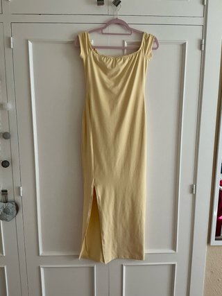 Vestido largo amarillo con abertura
