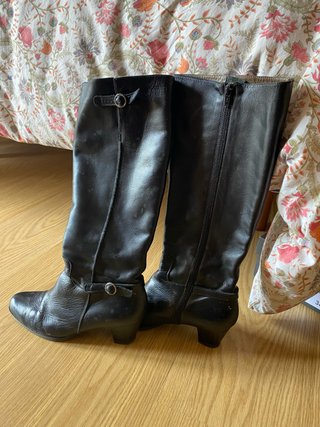 Botas altas de tacón negras