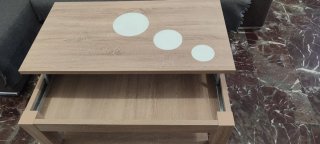 Mesa de salón elevable con detalles blancos