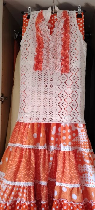 Traje de flamenca naranja y blanco