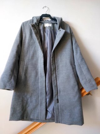 Chaqueta Gris con Capucha
