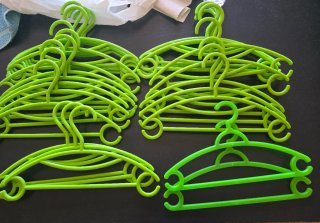 Lote de 25 perchas verdes para niños