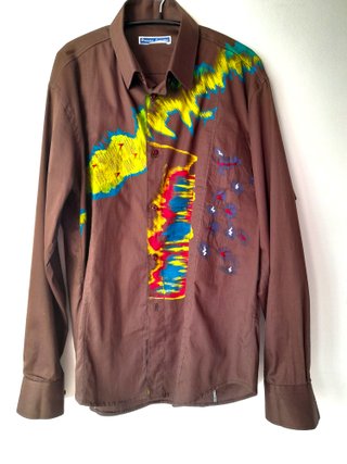 Camisa con diseño pintado a mano