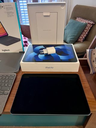iPad Air 5 M1 64GB + Logitech Combo Touch