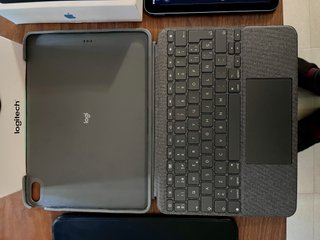 iPad Air 5 M1 64GB + Logitech Combo Touch