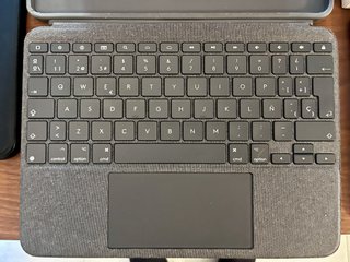 iPad Air 5 M1 64GB + Logitech Combo Touch