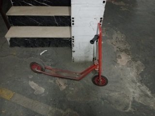 Patinete antiguo rojo