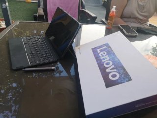 Tablet Lenovo con tastiera e pen