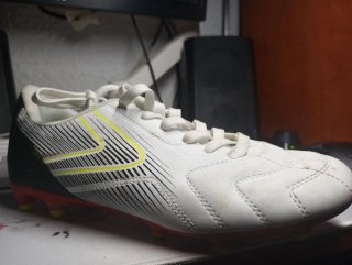 Zapatilla deportiva blanca y roja
