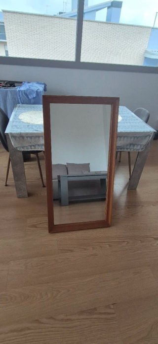 Espejo de Pared con Marco de Madera