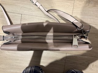 Bolso de hombro y cartera beige