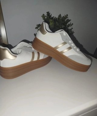 Zapatillas deportivas blancas y doradas T.38
