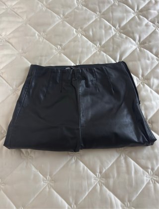 Pantalón efecto piel negro