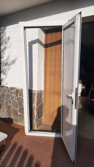 Puerta ciega de aluminio blanca