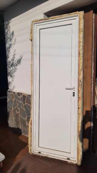 Puerta ciega de aluminio blanca