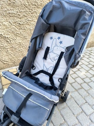 Silla de paseo gris con estampado