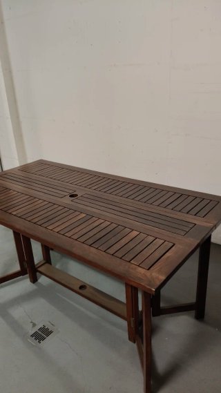 Tavolo in legno con 8 sedie