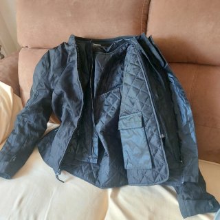 Una chupa de mujer nueva moto y dos cascos, uno in