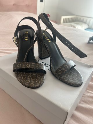 Tacones Guess Marrones y Dorados