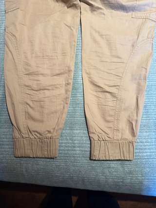 Pantalón cargo beige Zara