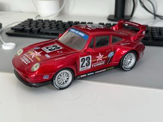 Coche de juguete deportivo rojo