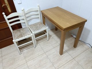 Mesa abatible madera y 2 sillas
